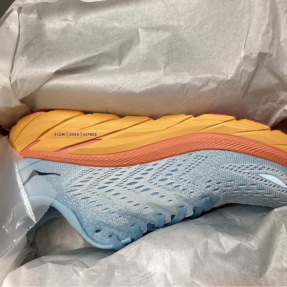 Brand New Hoka W Clifton 8 (size 7 1/2)